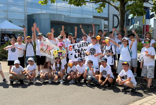 SchülerInnen warten vor der SAP Arena und rufen und heben die Arme vor Freude