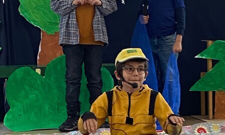 Das Musiktheaterstück "Peter und der Wolf". Man sieht Kinder verkleidet als Peter, den Vogel und die Ente.