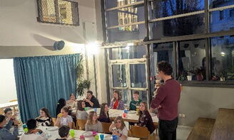 Gemeinsames Abendessen in der Aula