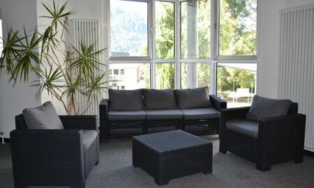 Man sieht ein Sofa und zwei Sessel