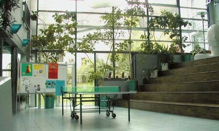 Man sieht in der Aula des Internats eine Tischtennisplatte und Treppenstufen