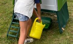 Ein Mädchen gießt Trinkwasser in eine Schale