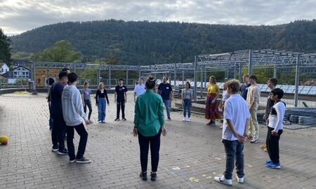 Gruppenspiel mit 19 Menschen im Freien