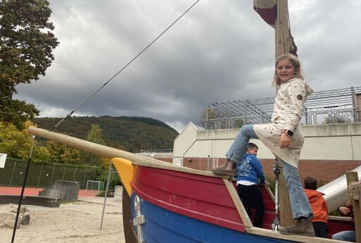 Mädchen auf dem Piratenschiff