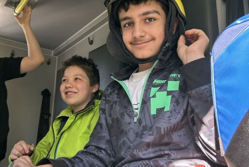Zwei Schüler sitzen im THW-Wagen.
