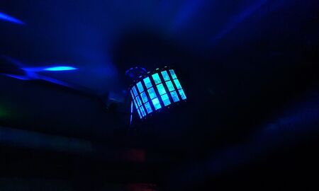 Auf dem Bild ist die neue Lichtanlange zu sehen. Sie leuchtet. Der Hintergrund ist schwarz.