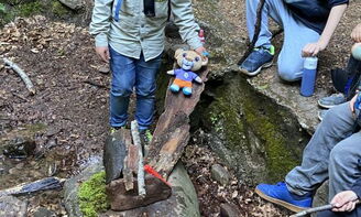 Eine Rutsche aus Baumrinde für das Maskottchen Leo