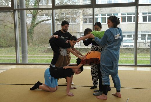 Zirkuskinder machen eien Menschenpyramiede