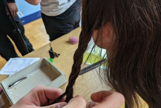 Ein Zopf wird geflochten.