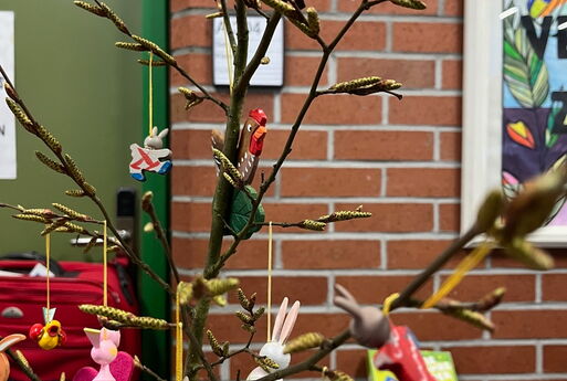 Ein Osterstrauß mit Anhängern