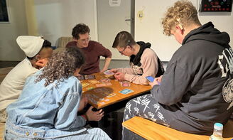Jugendliche spielen ein EXIT-Game