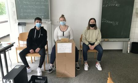 Wahlurne 2. Schicht: Marlon Sacher, Angelina Klassen und Aline Walhelm aus der 2b