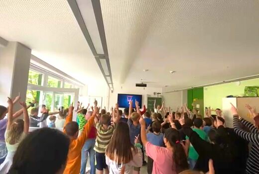 schuelerinnen und schueler proben für 6k united im Klassenzimmer