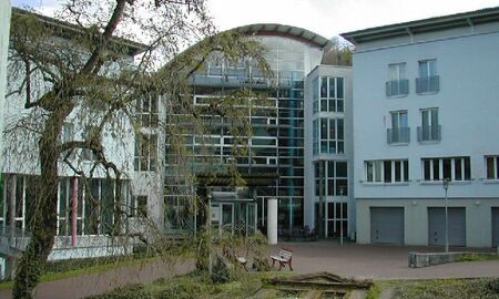 Man sieht eine Aufnahme des Internatsgebäudes mit etwas Abstand fotografiert.