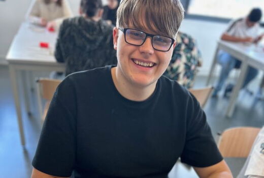 Ein Schüler an einem Tisch mit kleinen Bauteilen.