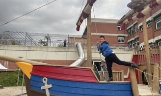 Junge_auf_dem Piratenschiff