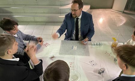 Kartengeber am BlackJack Tisch