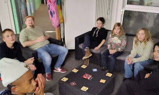 Jugendliche spielen Werwolf