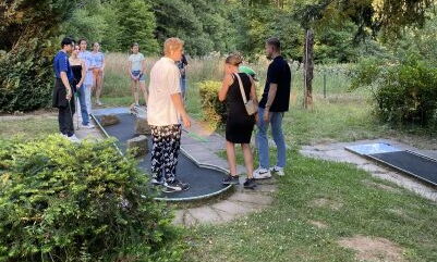 Jugendliche beim Minigolf spielen