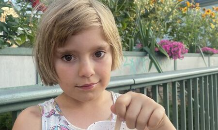 Mädchen isst Eis
