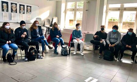 Die Klasse 3 in der Gedenkstätte während einer Gesprächsrunde
