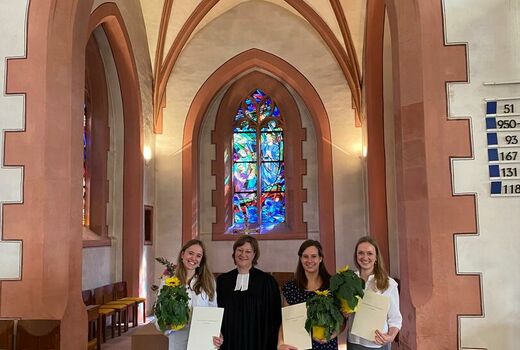 Die feierliche Überreichung der Urkunden an Chiara Löhle, Dominique Nossek und Charlotte Vieth (von links nach rechts) durch Schuldekanin Dr. Silke Dangel.