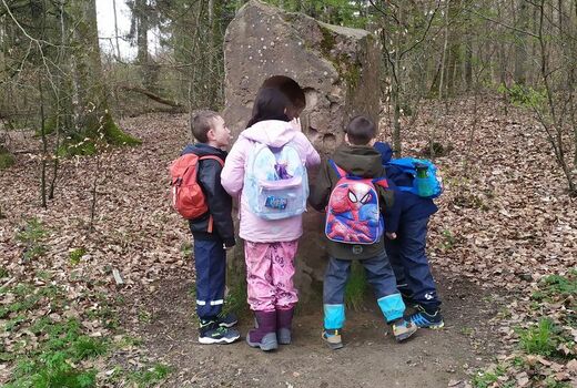 kinder-vor-eonem-grossen-sandstein
