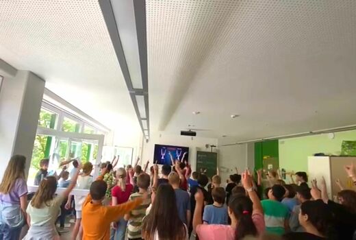 schuelerinnen und schueler proben für 6k united im Klassenzimmer
