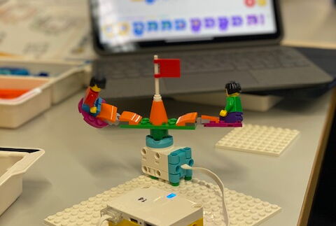 Ein drehendes Karussell aus LEGO Steinen
