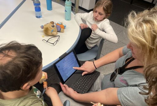 Kinder beobachten Schall