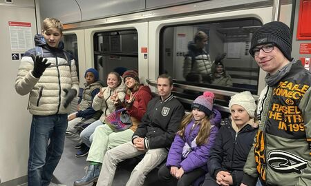 Eine Gruppe Jugendlicher in der S-Bahn