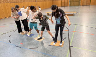 Gemeinsam mit Teppichplatten über den Teufelsfluss kommen