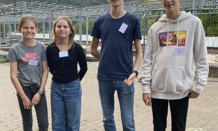 Ein Team aus zwei Mädchen und zwei Jungen