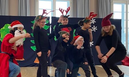 Am Ende des Tanzes stellen sich die Kinder in Pose