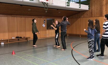 Jugendliche spielen Basketball