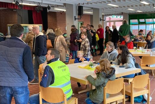 Besucher in der Aula Eindruecke vom Flohmarkt