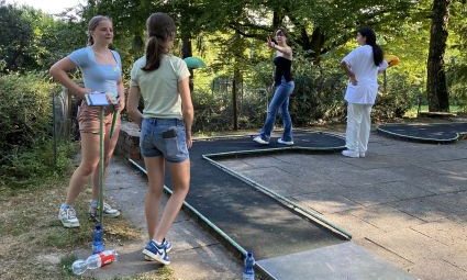 Mädchen beim Minigolf spielen