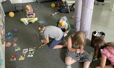 Kinder basteln auf dem Fußboden