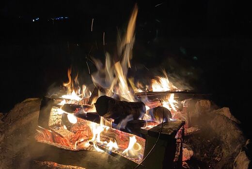 Ein großes Lagerfeuer in der Nacht