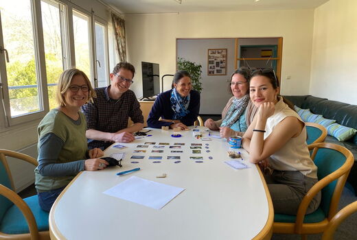 Personaltag Karten spielen am runden Tisch
