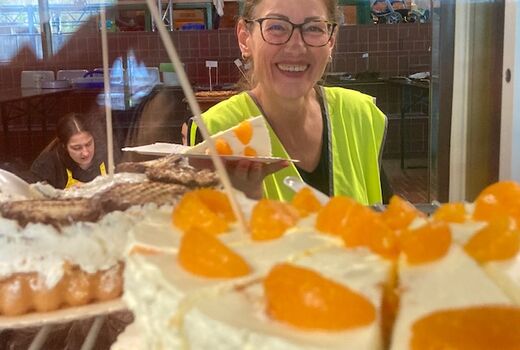 Eine Frau Verkauft Kuchen und lacht