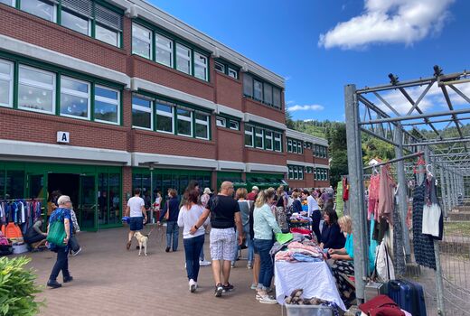 Das Schulgelände mit Flohmarktständen sowie Besuchern und Besucherinnen
