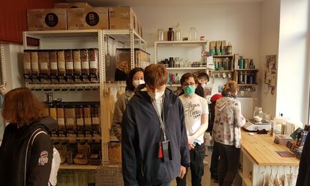 6 Schüler*innen stehen in einem Laden, der unverpackte Lebensmittel verkauft. Sie schauen sich um.