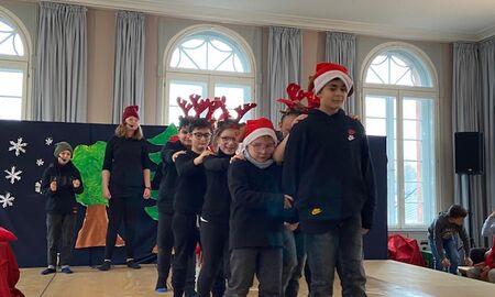 Die Kinder spielen Rentiere und ziehen den Schlitten