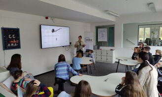 Präsentation über die Entwicklung der Hörtechnik