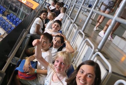 Viertklässler und Lehrerin lachen in die Kamera