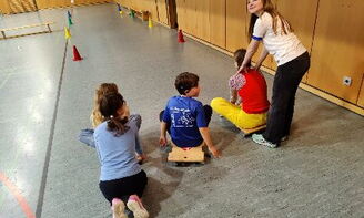 Spiele in der Turnhalle