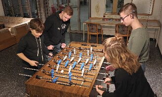 Vier Jugendliche am Kickertisch
