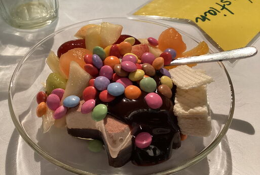 Ein Teller mit Nachtisch