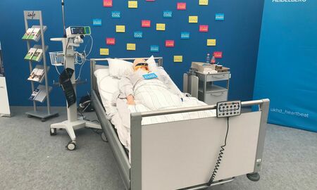 Mit Krankenbett und Dummy präsentiert sich das Universitätskrankenhaus Heidelberg auf der Berufsmesse in Mannheim